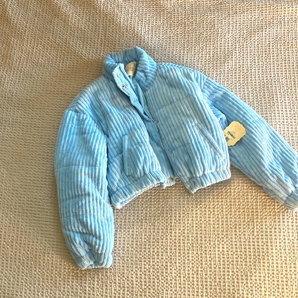 Adorable cropped puffer jacket baby blue